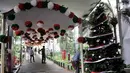 Panitia menyelesaikan pemasangan pohon Natal dan ornamen lainnya saat mendekorasi kompleks Gereja Katedral, Jakarta, Minggu (23/12). Gereja Katedral mengusung tema 'Persatuan Indonesia' dalam perayaan Natal tahun ini. (Merdeka.com/Iqbal S Nugroho)