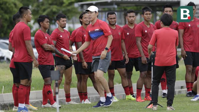 Pelatih Timnas Indonesia, Shin Tae-yong, memberikan arahan kepada anak asuhnya saat latihan di Lapangan G, Senayan, Jakarta, Rabu, (19/2/2020). Pada sesi latihan kali ini Timnas menjalani tes fisik dengan menggunakan alat Smart Gate. (Bola.com/M Iqbal Ich