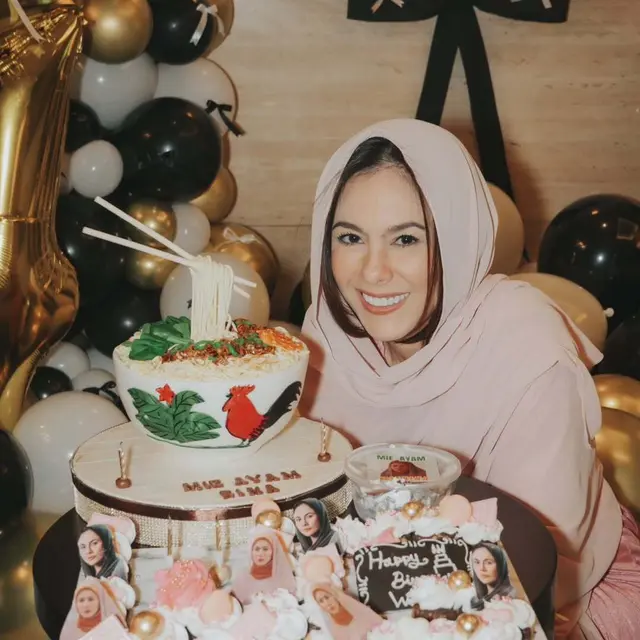 Gaya Wulan Guritno Jadi “Ibu Norma Risma” di Ultah ke-44, Shalom Razade dan Para Tamu Kompak Pakai Kerudung