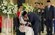 Momen Mengharukan, Peluk Cium Presiden Prabowo buat Anak Balita Prajurit TNI Gugur di Lebanon