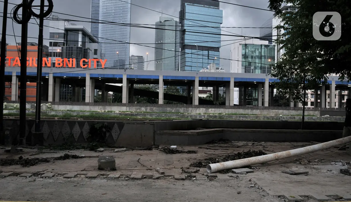 Suasana proyek revitalisasi trotoar di Jalan RM Margono Djojohadikoesoemo, Jakarta, Kamis (16/1/2020). Trotoar di sisi selatan Kanal Banjir Barat itu akan dilengkapi taman dan deck view untuk melihat pemandangan Kali Ciliwung dan gedung perkantoran. (merdeka.com/Iqbal Nugroho)
