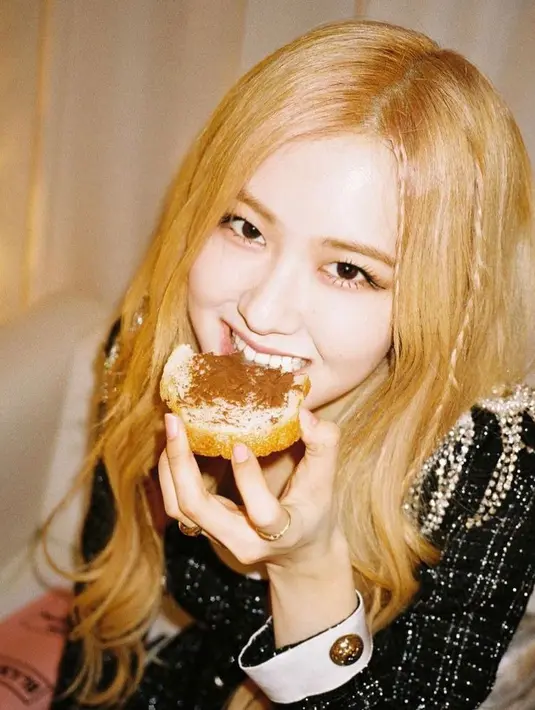 Buatlah kepangan kecil untuk memberikan sedikit tekstur pada rambut panjangmu. (Instagram/roses_are_rosie).