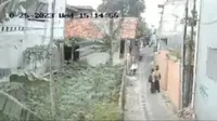 Rekaman CCTV peristiwa begal payudara itu yang terjadi pada Rabu (25/10/2023) pukul 15.00 WIB di Jalan Inpres, Kelurahan Larangan Utara, Kecamatan Larangan, Kota Tangerang. (Liputan6.com/ Dok Ist)