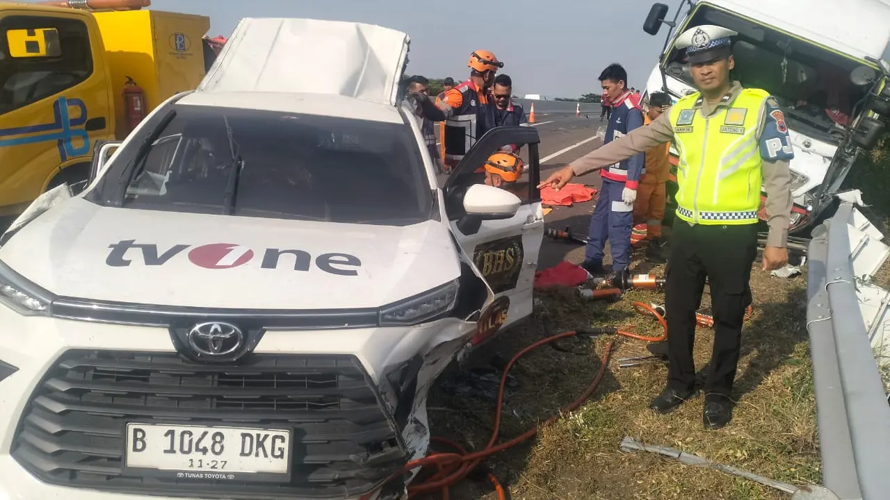 Kecelakaan terjadi melibatkan kendaraan wartawan TVOne dengan mobil boks di tol wilayah hukum Pemalang, Jawa Tengah.