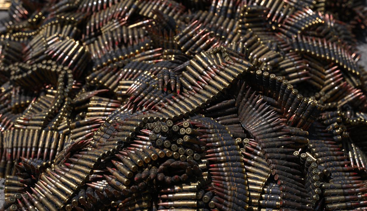 Peluru kaliber 7,62 yang disita di dalam penjara Tocoron ditampilkan saat konferensi pers setelah pihak berwenang mengambil alih penjara di Tocoron, Negara Bagian Aragua, Venezuela, pada 21 September 2023. (YURI CORTEZ / AFP)