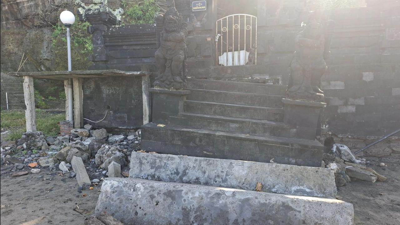 Abrasi Hantam Pura Rambut Siwi, Tanggul Sepanjang 72 Meter Jebol