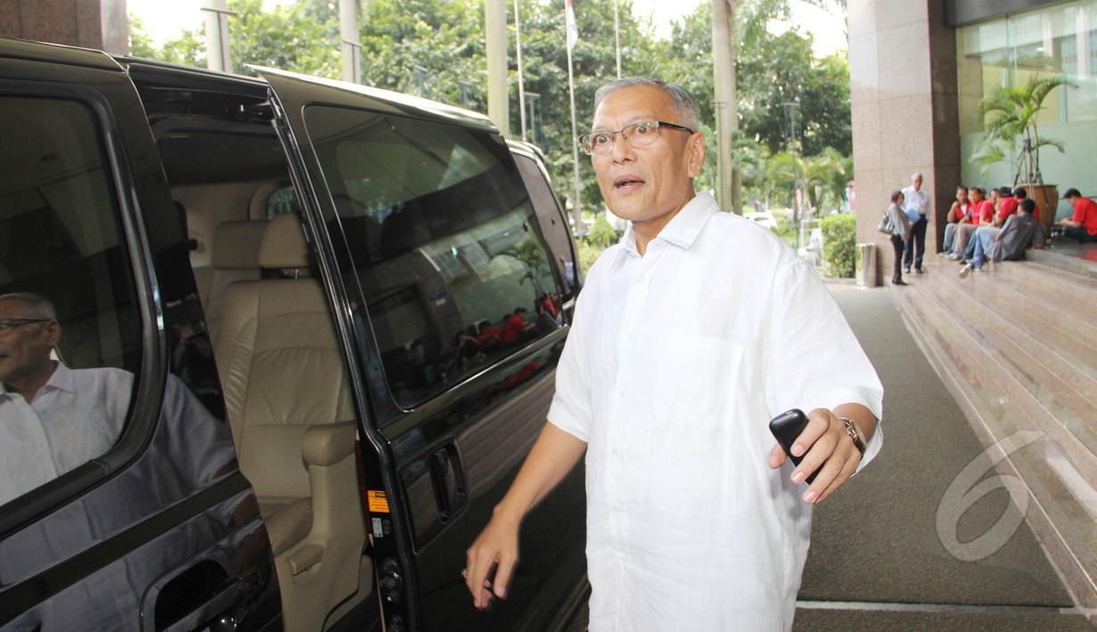 Lauren Siburian bergegas menuju mobil yang telah menjemputnya saat keluar dari gedung Kementerian Hukum dan HAM, Jakarta, Selasa (17/3/2015). (Liputan6.com/Helmi Afandi)