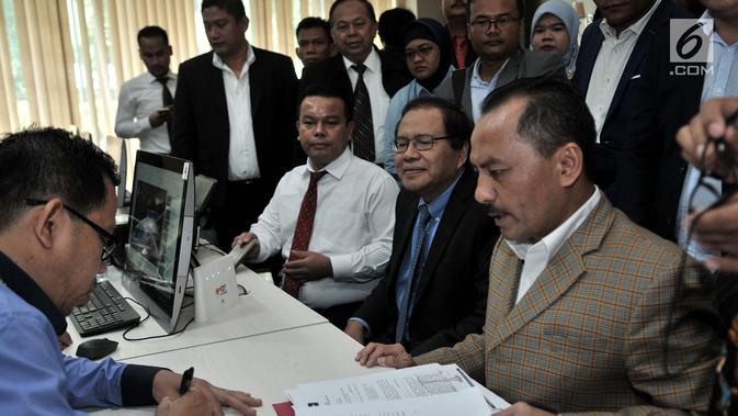 Mantan Menko Bidang Kemaritiman, Rizal Ramli melaporkan Surya Paloh di Bareskrim Polri, Jakarta Pusat, Selasa (16/10). Ditemani 60 pengacara, Rizal Ramli melaporkan Surya Paloh terkait dugaan pencemaran nama baik. (Merdeka.com/Iqbal S. Nugroho)