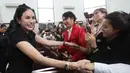 Terdakwa kasus pemerasan dan Tindak Pidana Pencucian Uang (TPPU), Nikita Mirzani usai mengikuti sidang pembacaan putusan di Pengadilan Negeri Jakarta Selatan, Selasa (28/10/2025). (Kapanlagi.com/Budy Santoso)