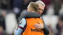 Selebrasi kemenangan pelatih West Ham United bersama Jarrod Bowen setelah berakhirnya laga pekan ke-18 Liga Inggris 2023/2024 menghadapi Manchester United di London Stadium, London, Sabtu (23/12/2023). (AP Photo/Kirsty Wigglesworth)