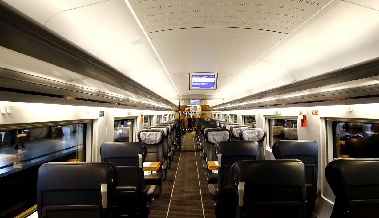Desain Interior yang dirancang oleh perusahaan kereta api Jerman Deutsche Bahn AG 3 pada kereta kecepatan tinggi ICE di Stasiun Kereta Api, Jerman, Kamis (23/7). Pada perjalanan perdana dari Frankfurt ke Paris. (REUTERS/Kai Pfaffenbach)