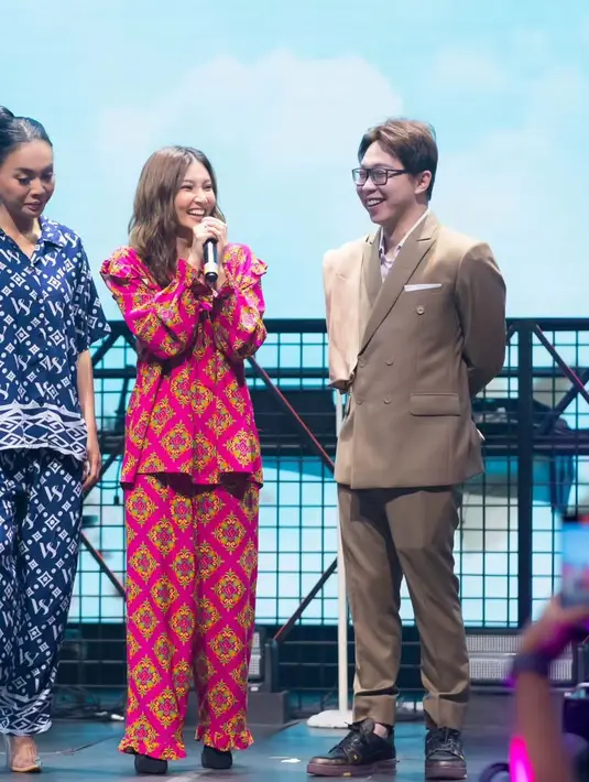 Sarwendah sendiri tampil mengenakan setelan daster warna fuschia dengan motif. Dari atasan lengan panjang dan celana panjangnya. [@sarwendah29]