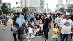 Pedagang Kaki Lima (PKL) berjualan selama kegiatan Car Free Day (CFD) di sepanjang Jalan Sudirman, Jakarta, Minggu (9/12). Kurangnya pengawasan menyebabkan banyak PKL yang berjualan tidak pada tempatnya dan memenuhi area CFD. (Liputan6.com/Faizal Fanani)