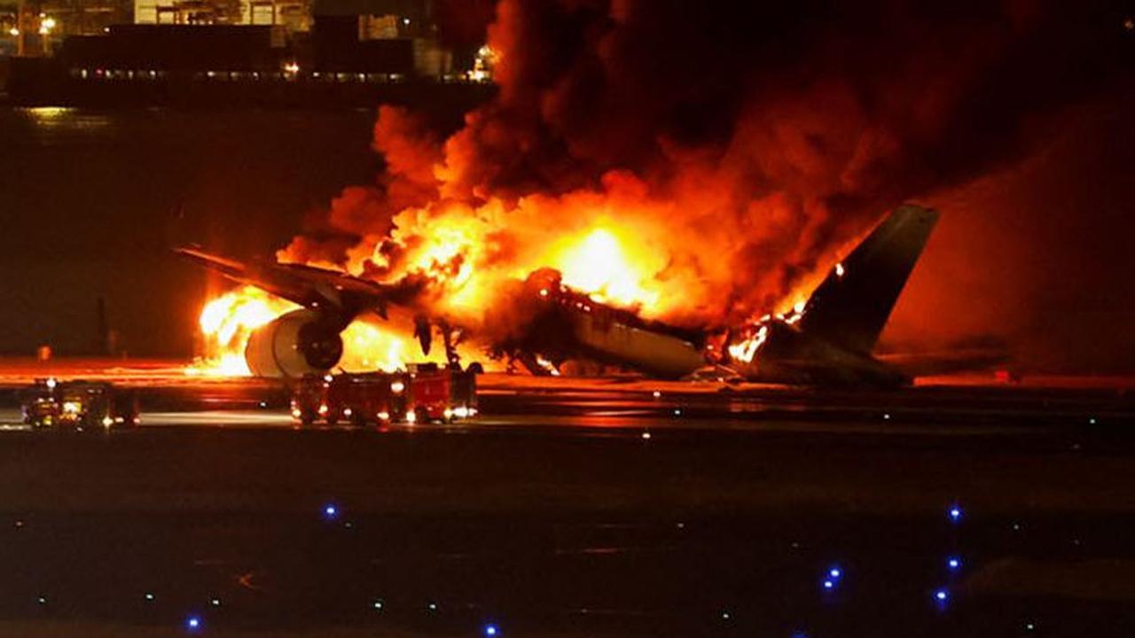 Ajaibnya, seluruh awak dan penumpang pesawat Japan Airlines berjumlah&nbsp;379  orang berhasil dievakuasi dalam kondisi selamat.