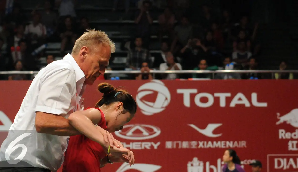 Tim medis membopong pebulutangkis Thailand, Ratchanok Intanon saat berlaga melawan Lindaweni Fanetri (Indonesia) di Total BWF Championships 2015 di Jakarta, Kamis (13/8/2015). Laga Intanon terhenti akibat cedera. (Liputan6.com/Helmi Fithriansyah)