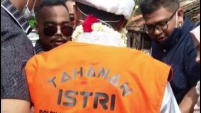 Pria Menikah Pakai Rompi Tahanan, Tulisan di Belakang Baju Bikin Salfok. foto: TikTok @calonimam_mu01