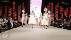 Model membuka peragaan busana rancangan Denny Wirawan dalam acara Senayan City Fashion Nation ke-11, Jakarta, Jumat (7/4). (Liputan6.com/Herman Zakharia)