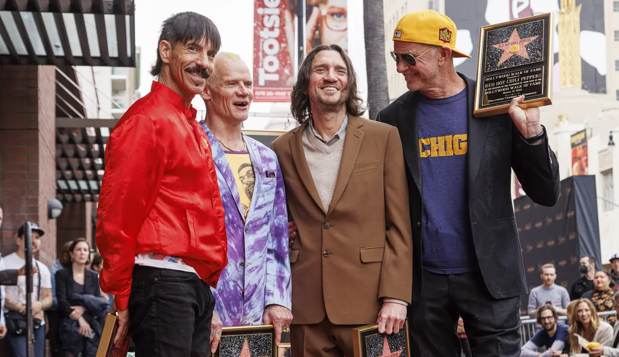 Para personel Red Hot Chili Peppers berpose saat menghadiri upacara penerimaan bintang di Hollywood Walk of Fame di Los Angeles, California, Kamis (31/3/2022). (Willy Sanjuan/Invision/AP)
