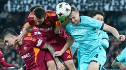 Duel sengit antara dua klub Serie A ini menghadirkan drama tujuh gol. Giallorossi dikalahkan Bologna 3-4 di leg kedua yang menjadikan agregat 4-5 untuk kemenangan I Rossoblu. (AFP/Alberto Pizzoli)