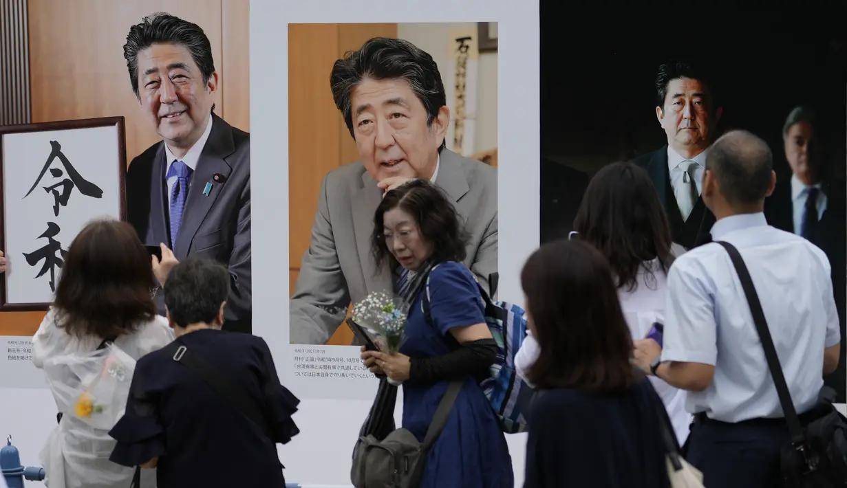 Jepang memperingati satu tahun kematian Abe yang tertembak saat memberikan pidato kampanye di luar ruangan. (AP Photo/Shuji Kajiyama)