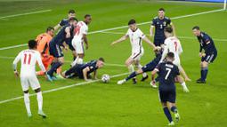 Timnas Inggris langsung tampil menekan sejak menit-menit awal pertandingan. Meski mendominasi laga, Inggris alami kesulitan menembus pertahanan Skotlandia. (AP/Matt Dunham, Pool)