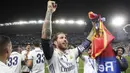 Kapten Real Madrid, Sergio Ramos, saat merayakan gelar juara La Liga Spanyol usai menaklukkan Malaga di Stadion La Rosaleda, Malaga, Minggu (21/5/2017). Malaga kalah 0-2 dari Madrid. (EPA/Jorge Zapata)