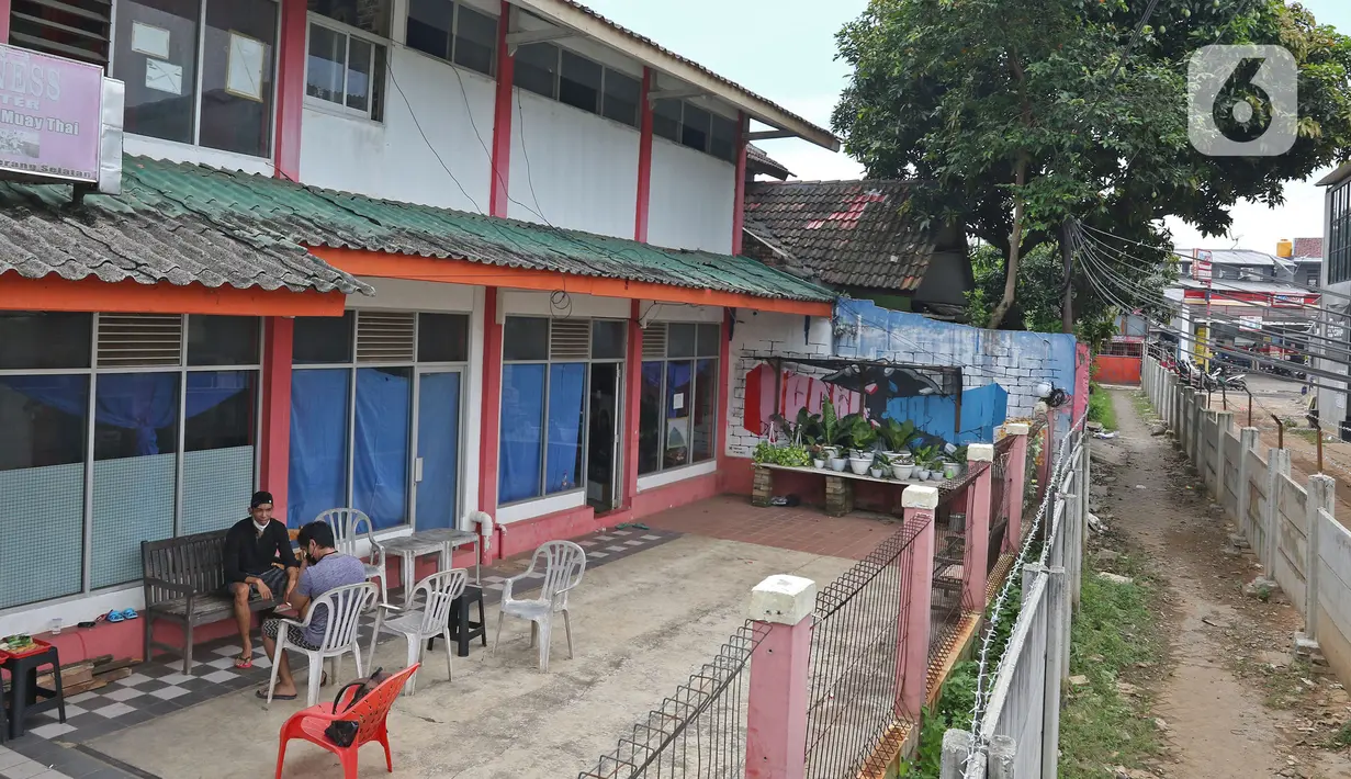 Tembok beton akses menuju rumah warga terlihat di kawasan Ciledug, Kota Tangerang, Banten, Senin (15/3/2021). Tembok beton sepanjang 300 meter dengan tinggi 2 meter serta dipasang kawat duri itu menutup akses menuju rumah dan tempat usaha milik warga. (Liputan6.com/Herman Zakharia)