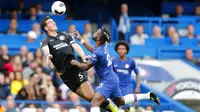 Penyerang Chelsea, Michy Batshuayi, duel udara dengan pemain Brighton & Hove Albion, Lewis Dunk, pada laga Premier League di Stadion Stamford Bridge, Sabtu (28/9). Chelsea menang 2-0. (AP/Frank Augstein)