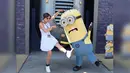 Vicky Shu bergaya dengan karakter Minion saat liburan ke Hollywood. (Instagram/vickyshu)