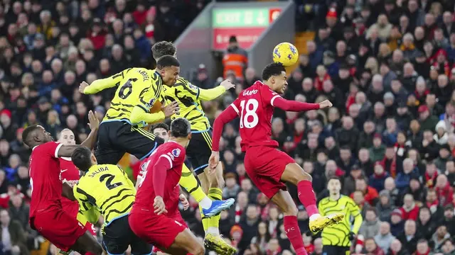 Foto: Lompatan Tinggi Berujung Gol, Gabriel Magalhaes Bawa Arsenal Curi Poin di Markas Liverpool