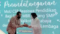 Indosat Ooredoo memberikan beasiswa pendidikan dan dukungan pembelajaran jarak jauh untuk siswa siswi di Kota Surabaya, bantuan diterima simbolis oleh Wali Kota Surabaya Tri Rismaharini (Foto: Indosat Ooredoo)