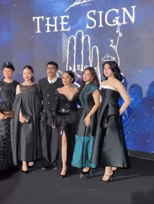 Ziva Magnolya tampil anggun dengan gaun A-line hitam dan green blue yang memiliki aksen payet. Kerah tinggi model bulat bikin kesan anggunnya terlihat lebih mature [@mamauthe]