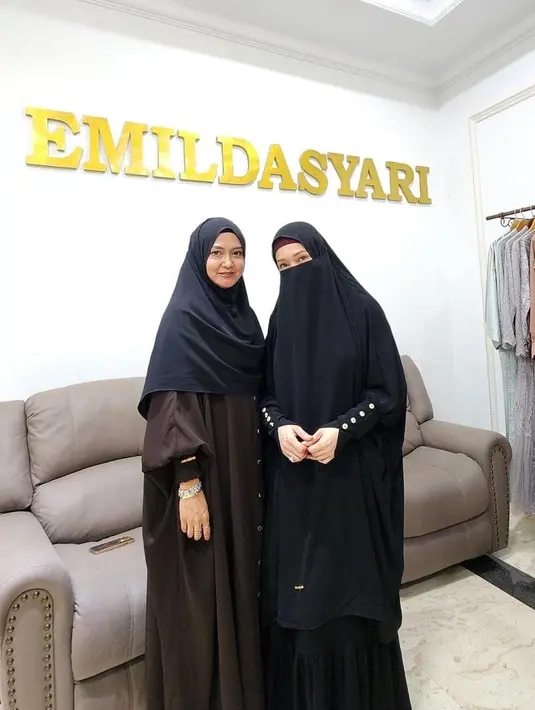 Beda dari yang sebelumnya, kali ini Maia Estianty mencoba memakai cadar. Meski wajahnya tidak terlalu terlihat jelas namun Maia sangat bahagia saat mengenakan pakaian syari itu. [instagram/maiaestiantyreal]