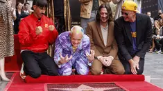 Personel Red Hot Chili Peppers, Anthony Kiedis, Flea, John Frusciante dan Chad Smith berpose saat merayakan dalam upacara peresmian band tersebut yang mendapatkan bintang di Hollywood Walk of Fame, Los Angeles, California, Kamis (31/3/2022). (Willy Sanjuan/Invision/AP)