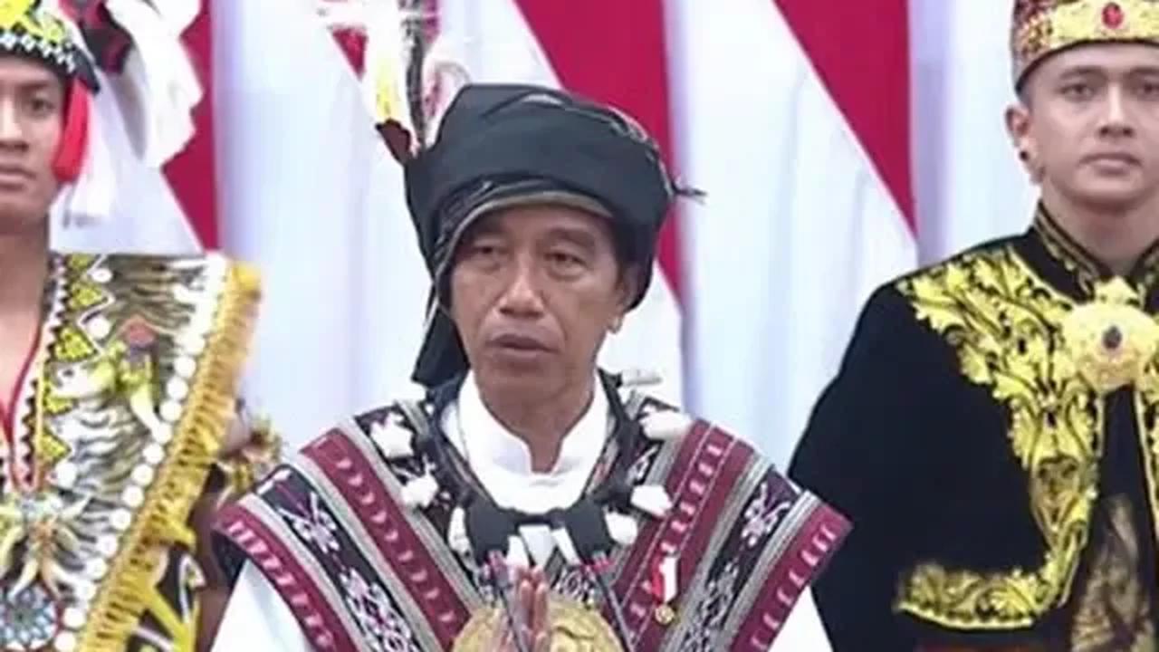 Presiden Joko Widodo menyinggung sosok 'Pak Lurah' yang menjadi tren perbincangan di antara politisi partai politik.