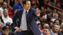 Gaya pelatih Miami Heat, Erik Spoelstra memberikan instruksi kepada anak asuhnya saat melawan Detroit Pistons pada laga NBA di American Airlines Arena, Miami, (01/01/2017). Pistons menang 107-98. (AP/Joe Skipper)