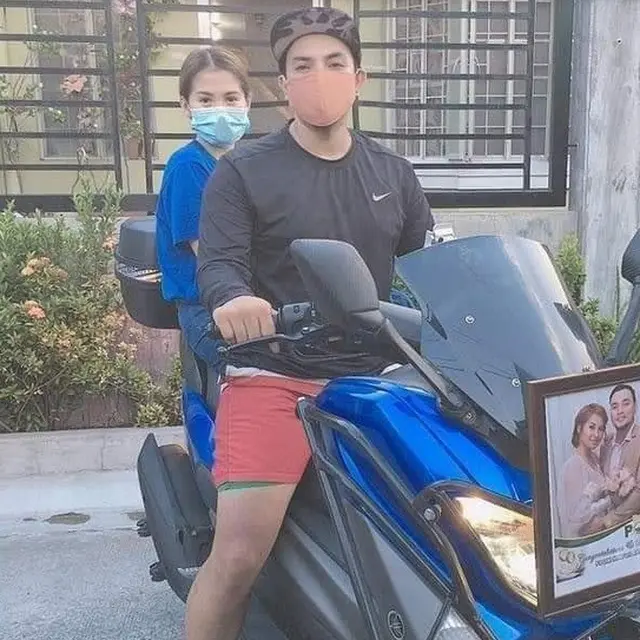 pengendara di Filipin pasang foto pernikahan di motor