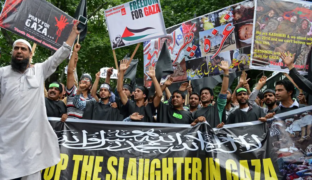 Aktivis Konferensi Nasional Pemuda Kashmir meneriakkan slogan anti-Israel dalam demonstrasi menentang operasi militer Israel di Gaza, di Srinagar pada tanggal 16 Juli 2014 (AFP PHOTO / Tauseef MUSTAFA)