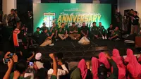 Persebaya Surabaya menggelar perayaan ulang tahun secara sederhana di Wisma Eri Irianto, Jalan Karanggayam No. 1, Surabaya, Senin (17/6/2019) malam. (Bola.com/Aditya Wany)
