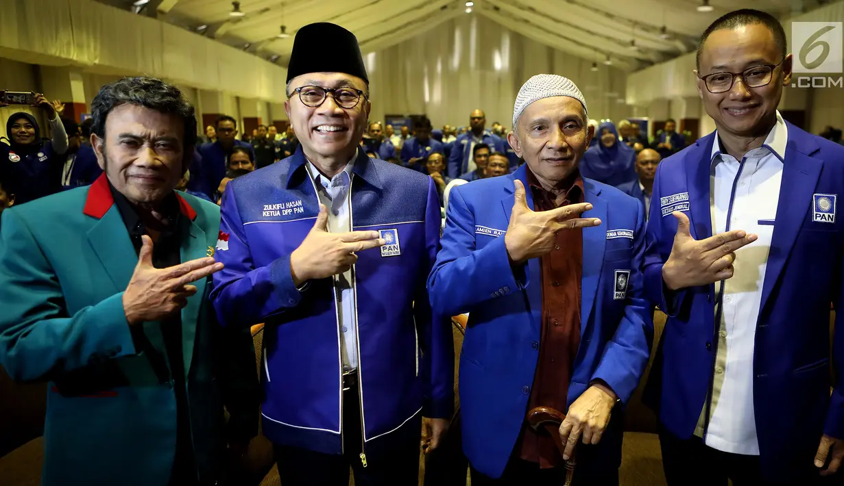 Ketum PAN Zulkifli Hasan (kedua kiri), Ketua Dewan Pertimbangan PAN Amien Rais (kedua kanan) dan Ketum Partai Idaman Rhoma Irama (kiri) memberikan salam sebelum pembukaan Rakernas PAN di Jakarta, Kamis (9/8). (Liputan6.com/Johan Tallo)