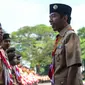 Presiden Jokowi berbincang dengan anggota delegasi gerakan Pramuka Indonesia di Istana Merdeka, Jakarta, Jumat (24/7). 462 kontingen Pramuka Indonesia akan berkiprah di Jambore Dunia ke-23 di Kirarahama, Yamaguchi, Jepang. (Liputan6.com/Faizal Fanani)