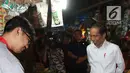 Presiden Joko Widodo atau Jokowi melihat-lihat sayuran saat blusukan di Pasar Minggu, Jakarta, Jumat (22/2). Jokowi membeli kedondong, ayam potong, ikan gabus dan jeruk. (Liputan6.com/Angga Yuniar)