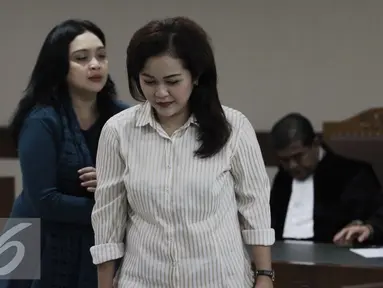 Ekspresi dua kolega mantan anggota Komisi V DPR Damayanti Wisnu Putranti, Dessy Ariyati Edwin (kanan) dan Julia Prasetyarini usai menjalani sidang putusan di Pengadilan Tipikor Jakarta, Rabu (7/9). (Liputan6.com/Helmi Afandi)