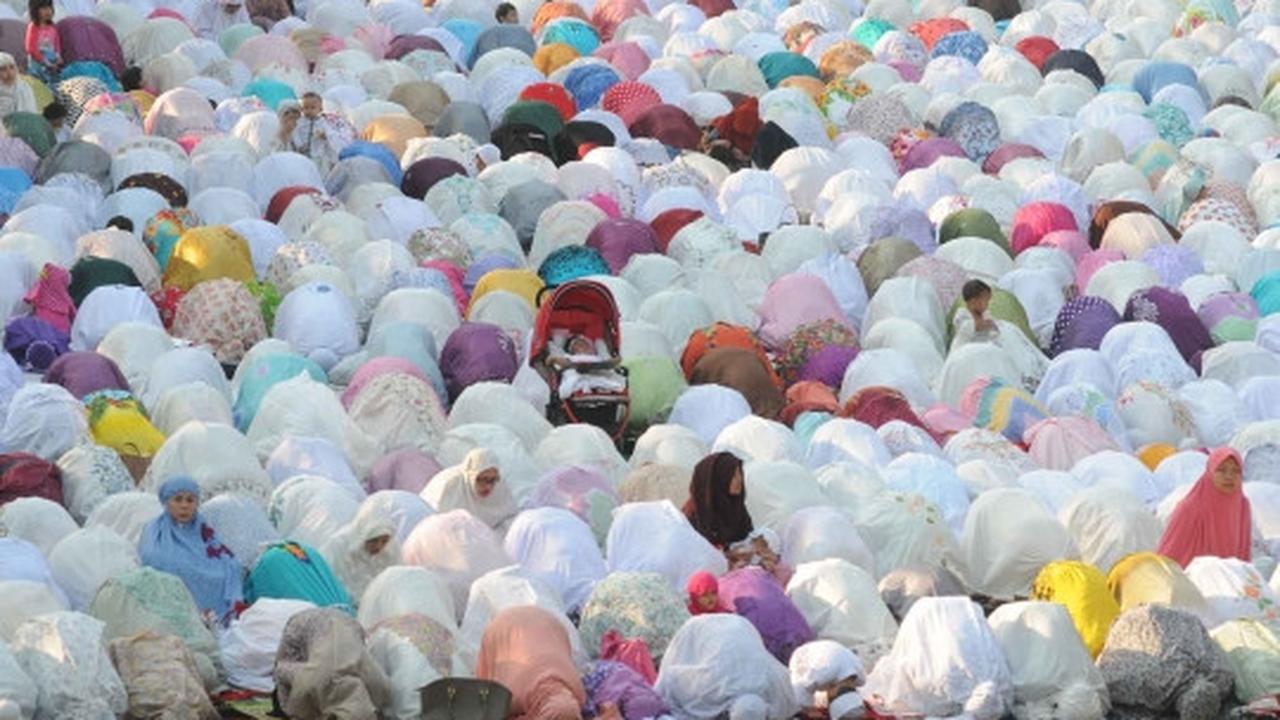 Warga Ibu Kota laksanakan salat Idul Adha di Jalan Salemba