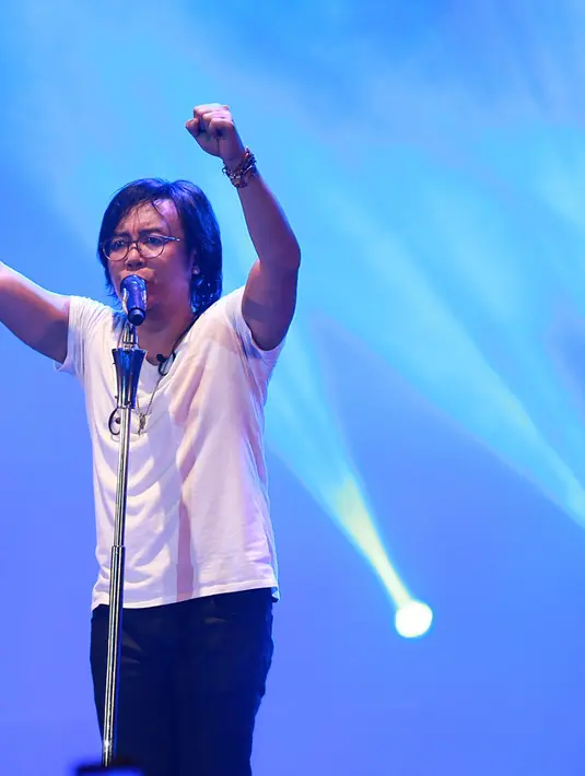 'Saya tahu orang-orang yang datang ini kebanyakan seumurannya Tulus,' ujar Ari Lasso kepada kerumunan penonton. (Deki Prayoga/Bintang.com)