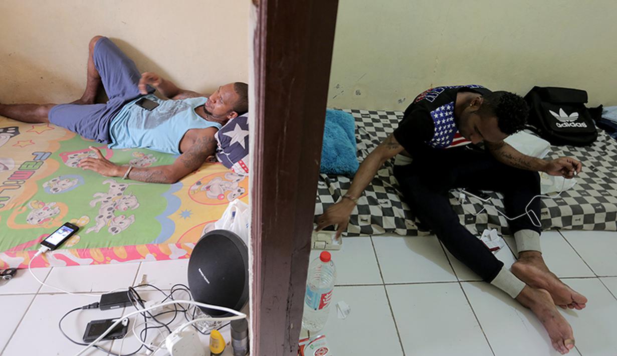 Okto menyewa rumah petak berukuran 2x7 m bersama Titus Bonai . (Bola.com/Peksi Cahyo)