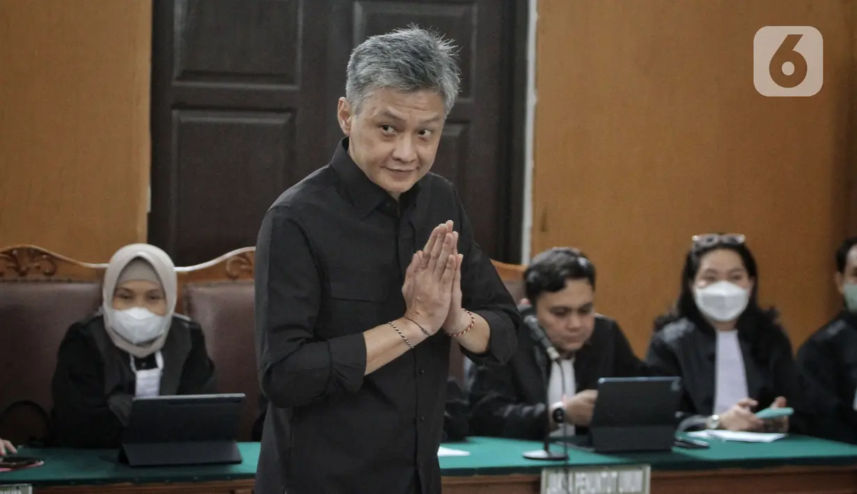 Terdakwa sekaligus mantan Karo Paminal Divisi Propam Polri Hendra Kurniawan bersiap mengikuti sidang di Pengadilan Jakarta Selatan, Senin (27/2/2023). Majelis hakim Pengadilan Negeri (PN) Jakarta Selatan menilai Hendra telah terbukti terlibat melakukan obstruction of justice atau perintangan penyidikan terkait pembunuhan berencana Nofriansyah Yosua Hutabarat alias Brigadir J. (Liputan6.com/Angga Yuniar)