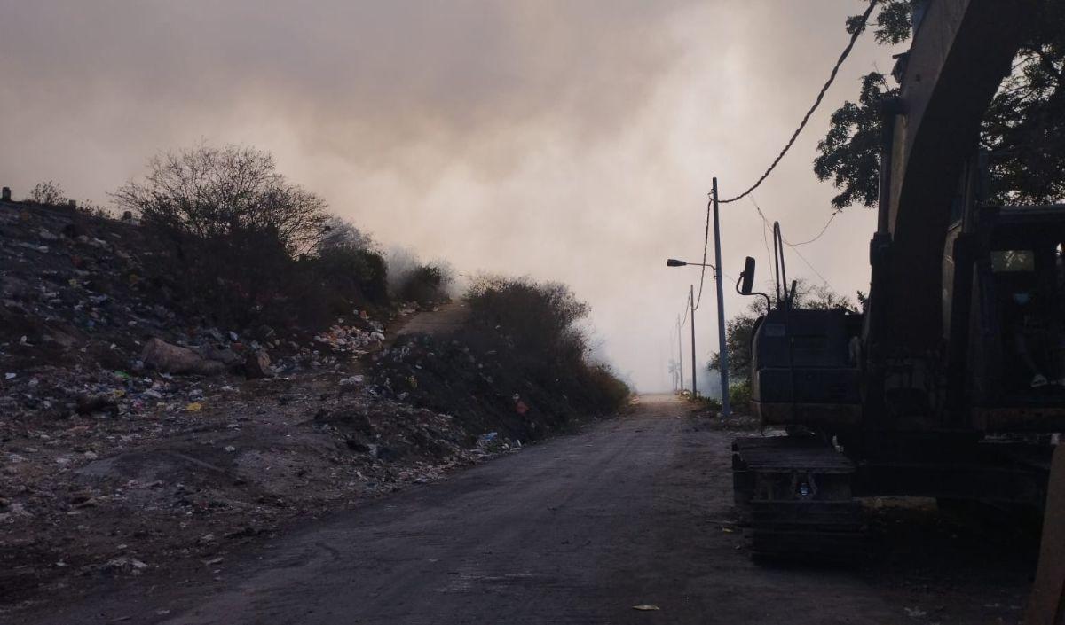 Asap tebal dari TPA Suwung terbawa angin ke barat laut yang menyelimuti Perempatan Pesanggrahan. Para pengendara di sana terpaksa mengurangi laju kendaraannya.<br>