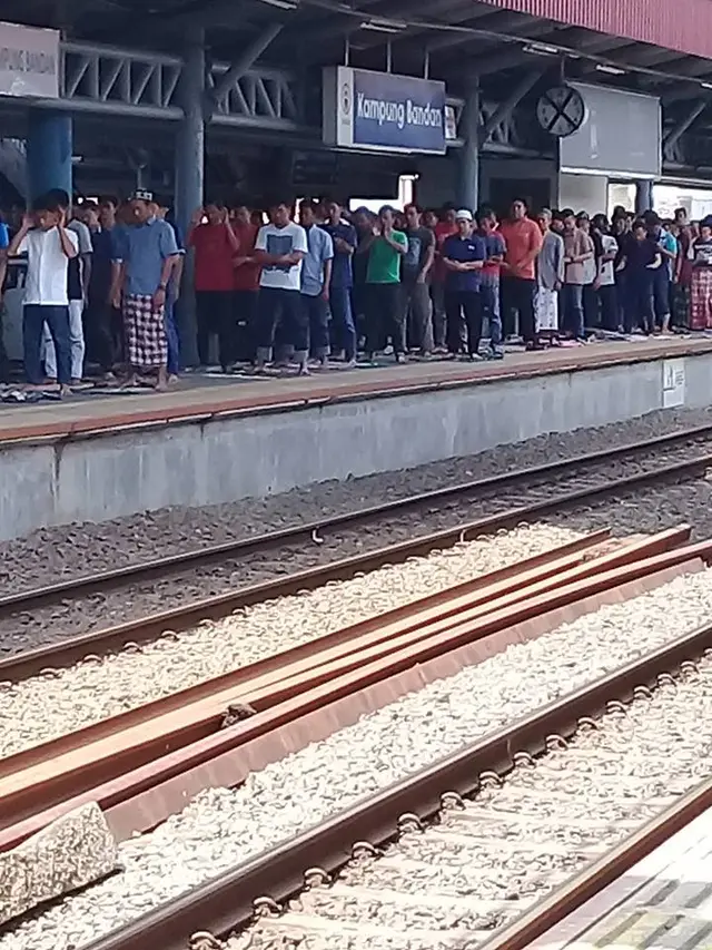 Hal-hal Unik Ini Hanya Dapat Terjadi di KRL Indonesia