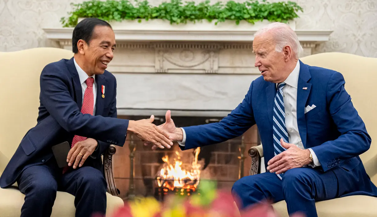 Presiden Amerika Serikat Joe Biden (kanan) bertemu dengan Presiden Indonesia Joko Widodo atau Jokowi di Ruang Oval Gedung Putih, Washington, Amerika Serikat, Senin (13/11/2023). Dalam pertemuan tersebut, Jokowi menyampaikan agar kemitraan kedua negara dapat berkontribusi terhadap perdamaian global. (AP Photo/Andrew Harnik)